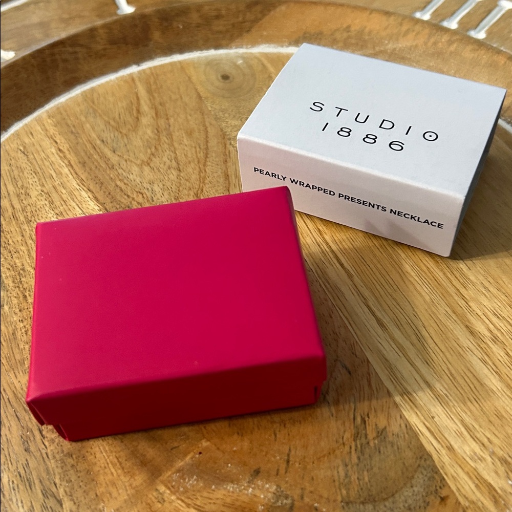 Avon Studio 1886 Pearly Wrapped Necklace NEW dangling Christmas charms - Picture 6 of 13